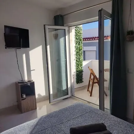Ribeirinha Apartman *